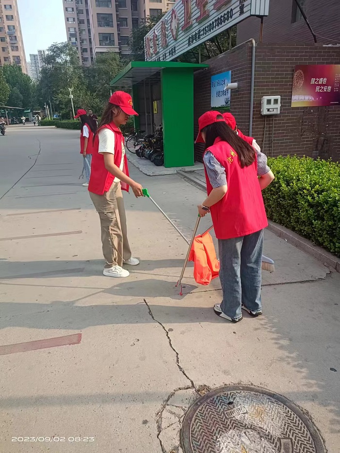 9月2日开云手机平台在凤凰城A区开展志愿服务活动 (3).jpg